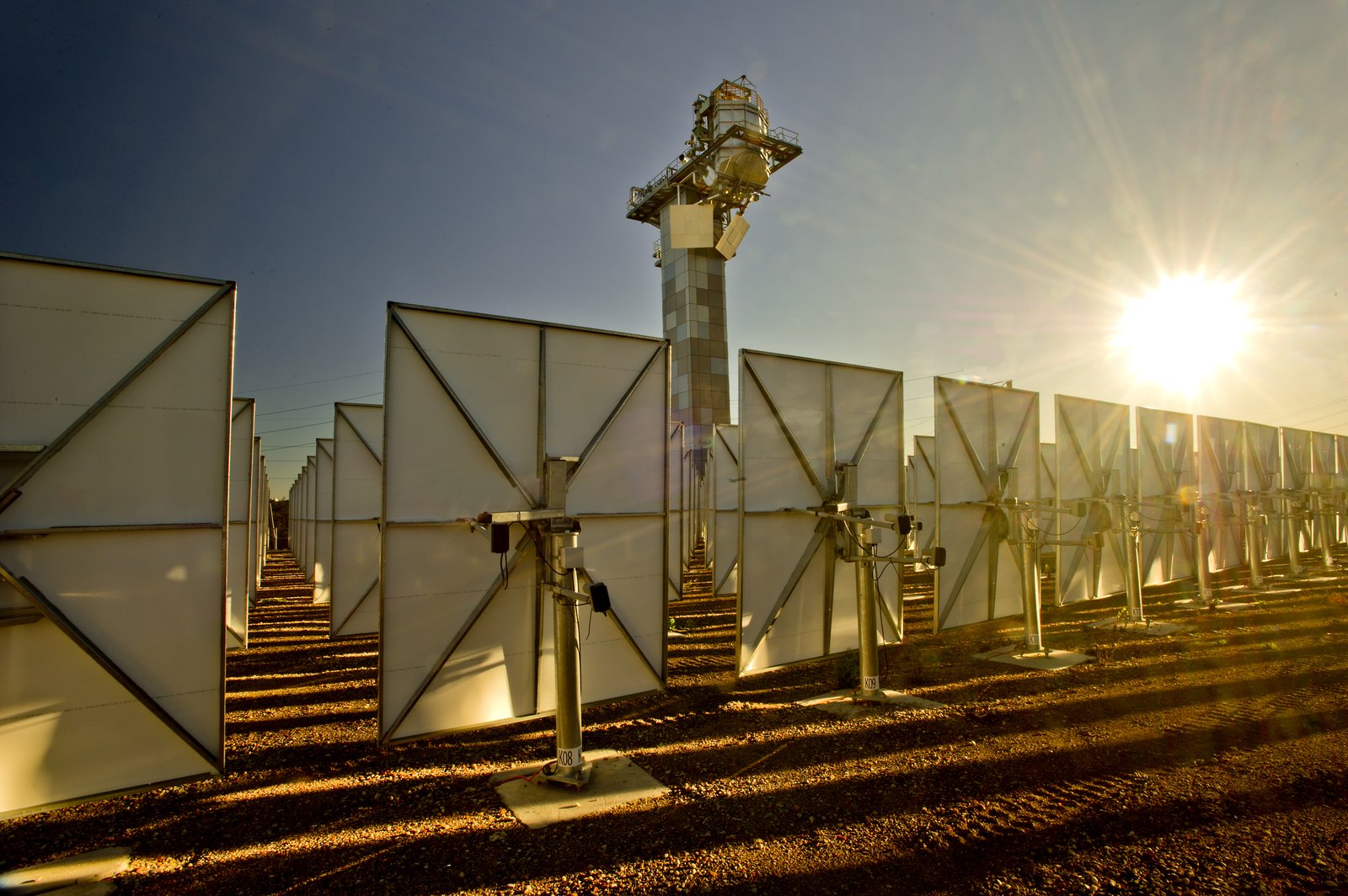 Solar com baterias supera gás na Ásia; V — Solar com baterias supera gás na Ásia; VEs podem salvar US$