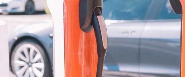 Carro Elétrico para Empresas: Vantagens e Custo Total
