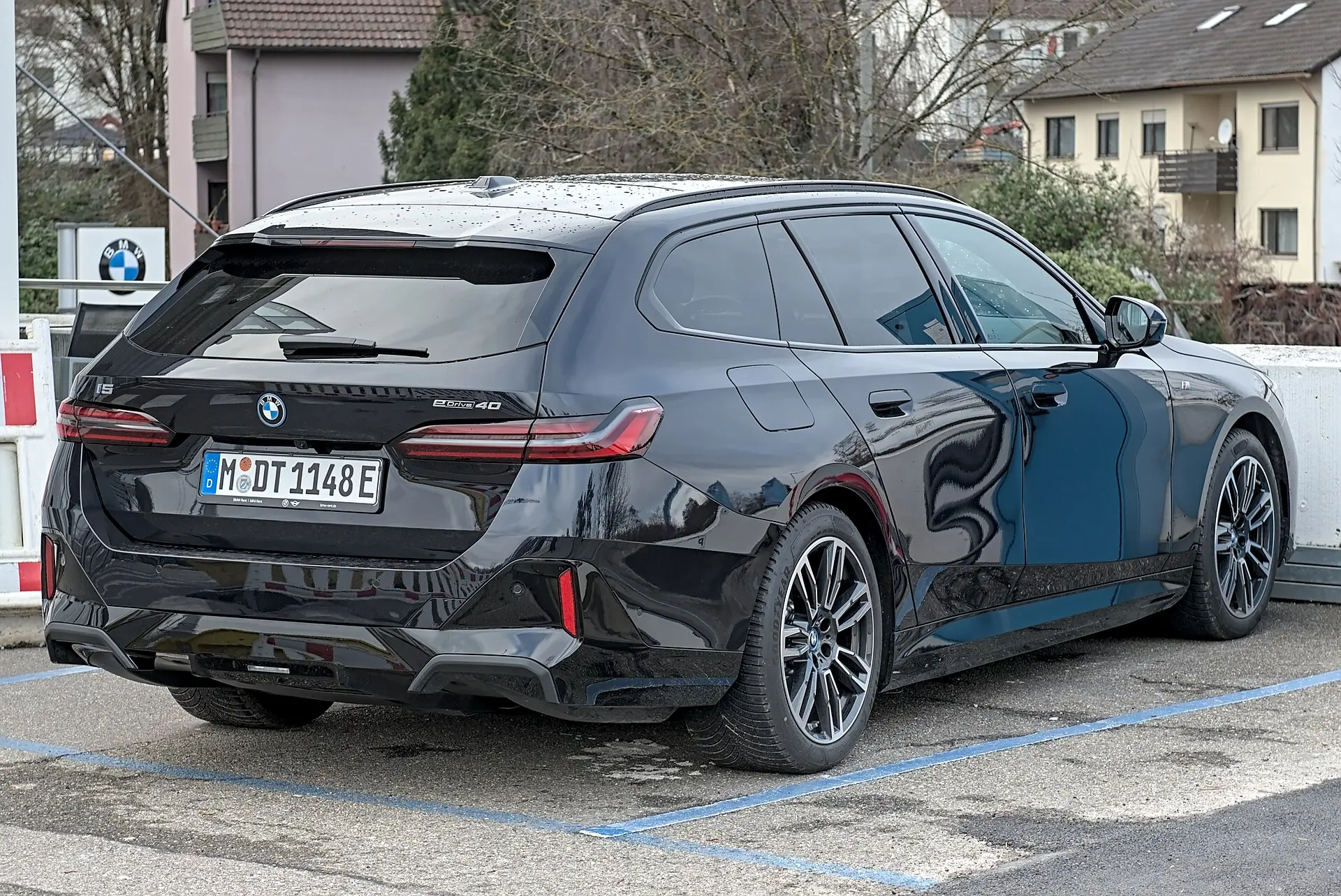BMW — BMW iX5 vaza em imagens antes da estreia; design ousado cham