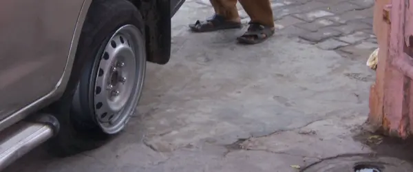 Carro Elétrico Tem Estepe? O Que Fazer Se o Pneu Furar