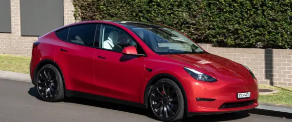 RAV4 Plug-in vs. Tesla Model Y: Comparação Direta entre Híbrido e Elétrico Puro