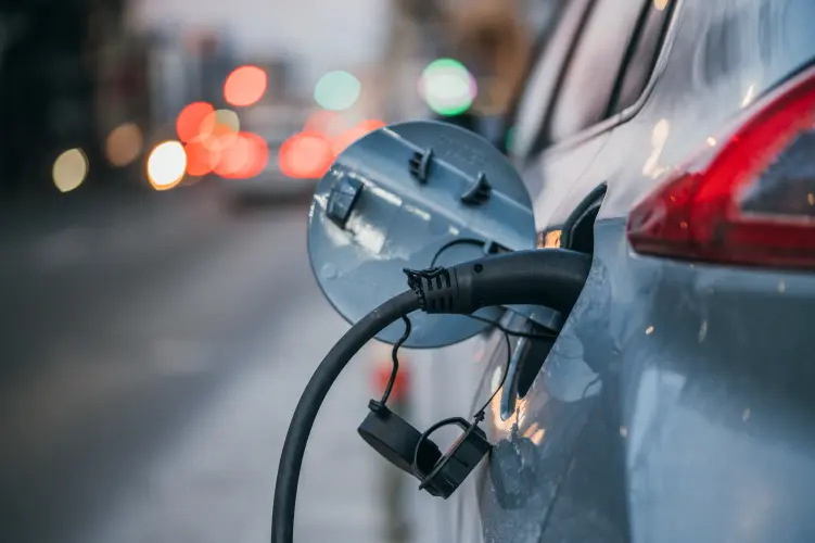 Kit essencial para viajar de carro elétrico: compressor, cabo e organização