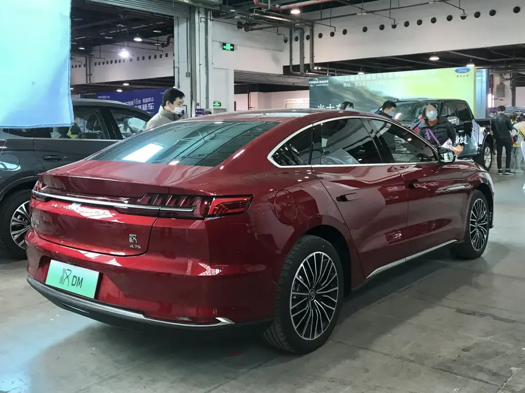 BYD Han vs Zeekr Mix: Qual Elétrico Comprar em 2026?