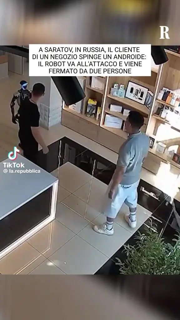 Robô humanoide tenta chutar cliente após ser empurrado em loja na Rússia; vídeo viraliza
