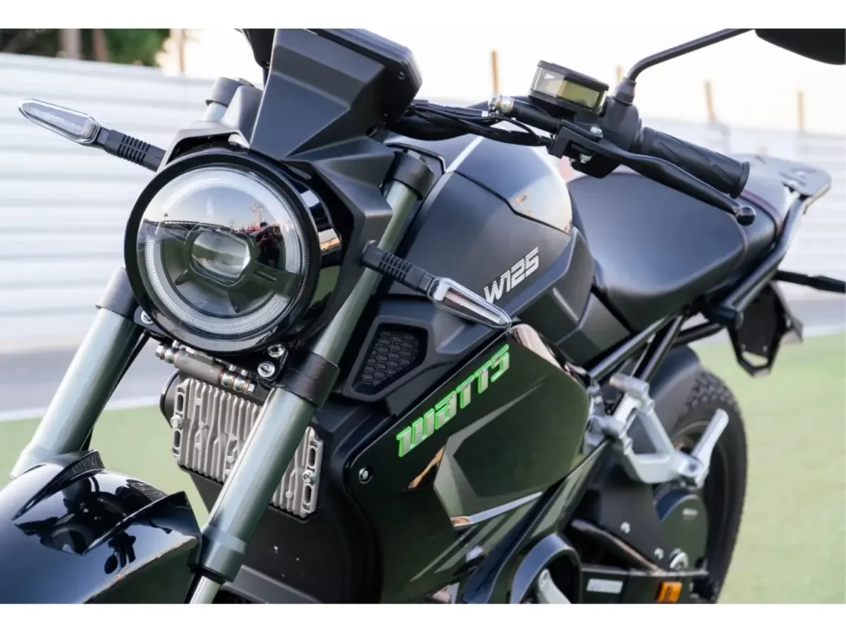 Bateria de lítio de 72 V 40 Ah instalada no compartimento de uma moto elétrica Watts WS125