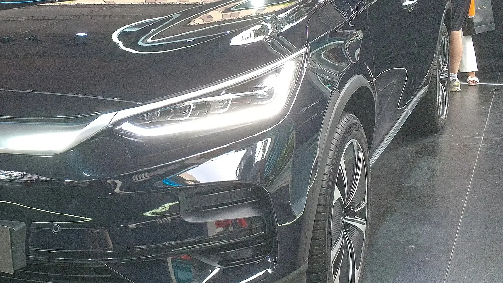 Frente do BYD Tang EV 2026 com o emblema da BYD, lanterna em LED e para-choque inferior