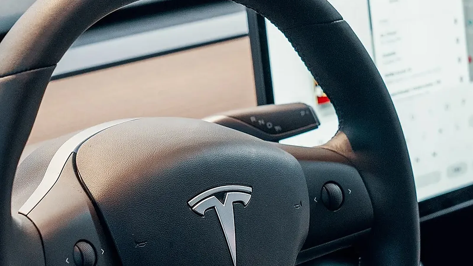 Detalhe do volante e do console central de um carro eletrico silencioso
