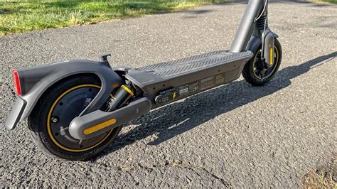 Detalhe real da suspensão dupla e pneu com gel do Segway Ninebot Max G2
