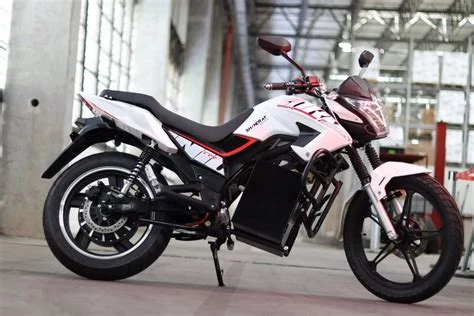Painel digital LED e compartimento de bateria dupla da moto elétrica